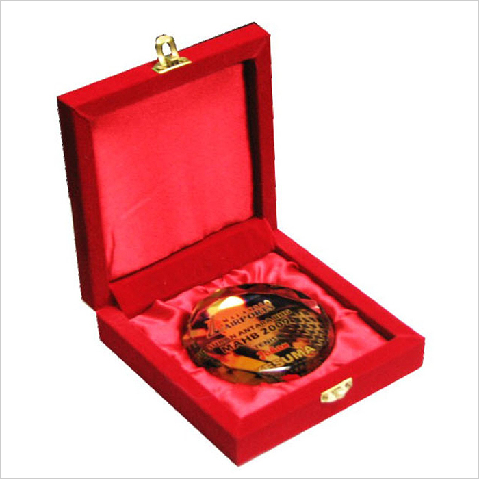 8119 - Velvet Box With Crystal Medal