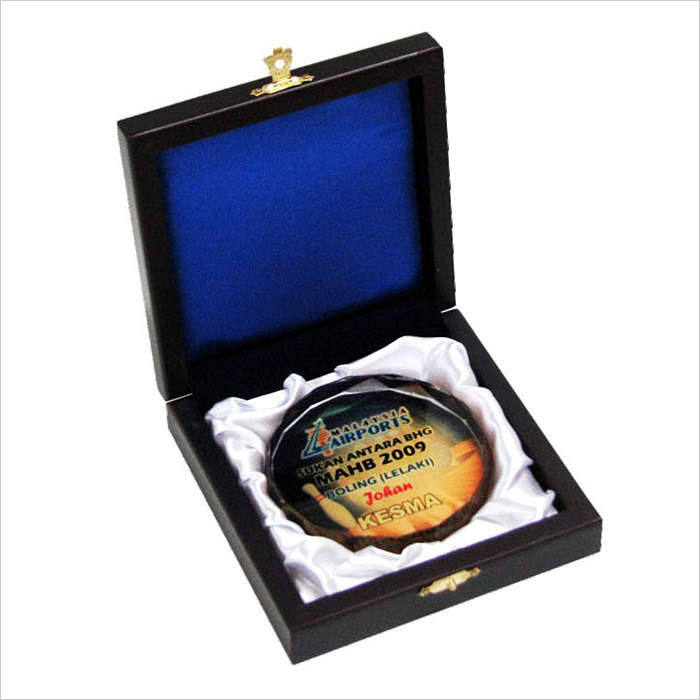 8116 - Wooden Box With Crystal Medal