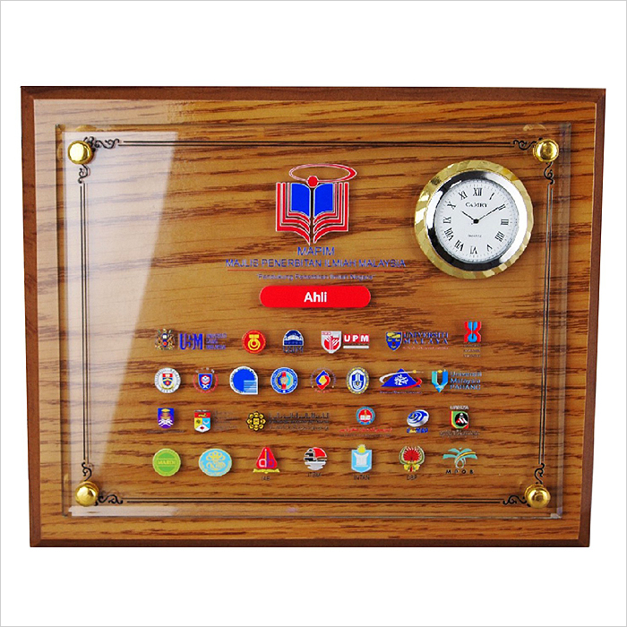 2045 - Wooden Crystal Plaque With Clock