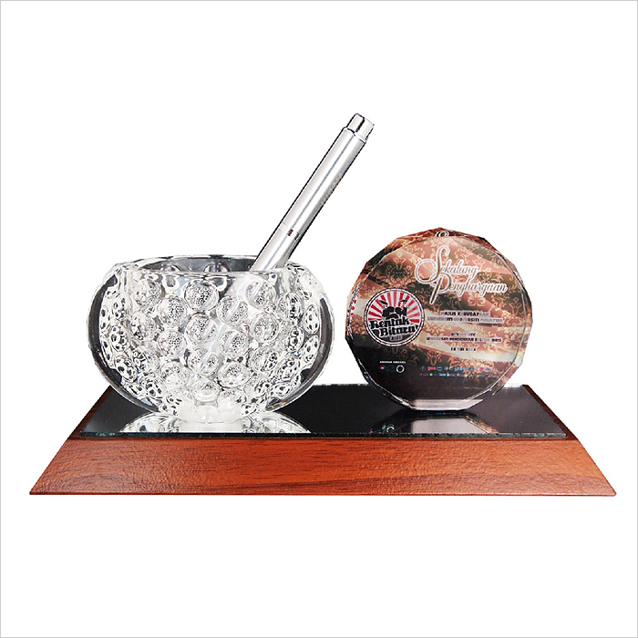 8215 - Crystal Bowl & Crystal Medal