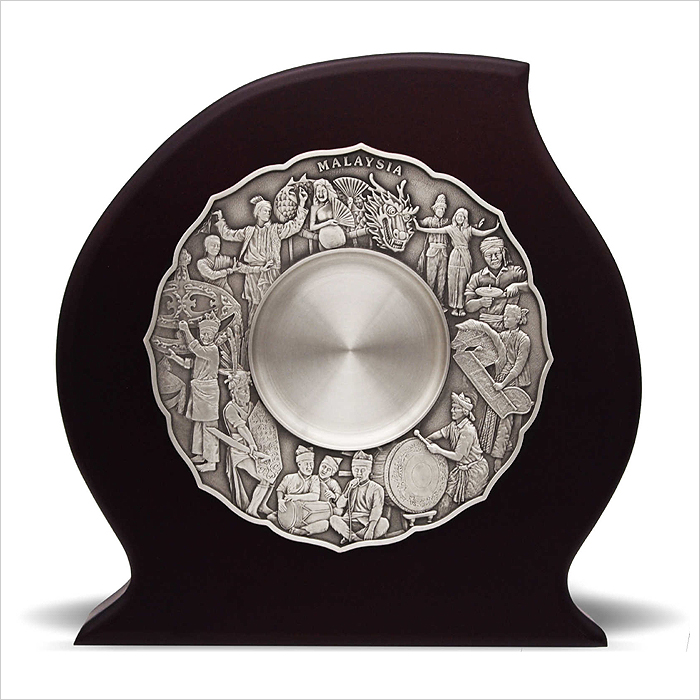 7233 - Wooden Plaque With Cultural Dance Pewter Plate