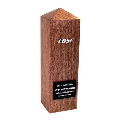 7667 - Wooden Plaque & Trophy